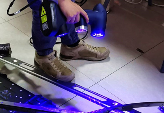 การสแกน 3D พื้นผิวที่มืดและมันวาว